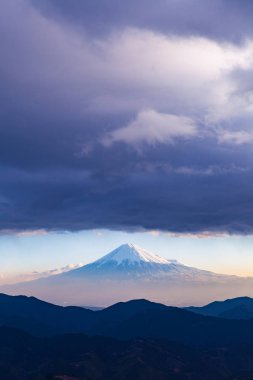 Dağ Fuji üst bahar bulut ile