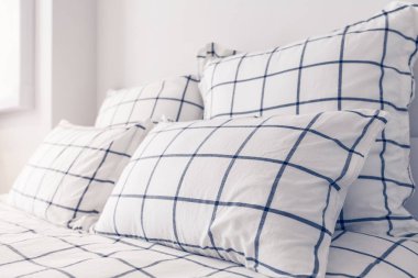 Yakından - yatak başı itibariyle Beyaz yastıklar yığını