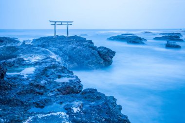 Japonca türbe kapısı ve deniz Oarai kenti, Ibaraki