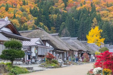 Fukushima, Japan - 01 Kasım 2017: Ouchijuku Köyü fomer sonrası hangi Aizu Nikko ile Edo dönemi bağlı Aizu-Nishi Kaido ticaret rota boyunca iline bağlı