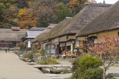 Fukushima, Japan - 01 Kasım 2017: Ouchijuku Köyü fomer sonrası hangi Aizu Nikko ile Edo dönemi bağlı Aizu-Nishi Kaido ticaret rota boyunca iline bağlı