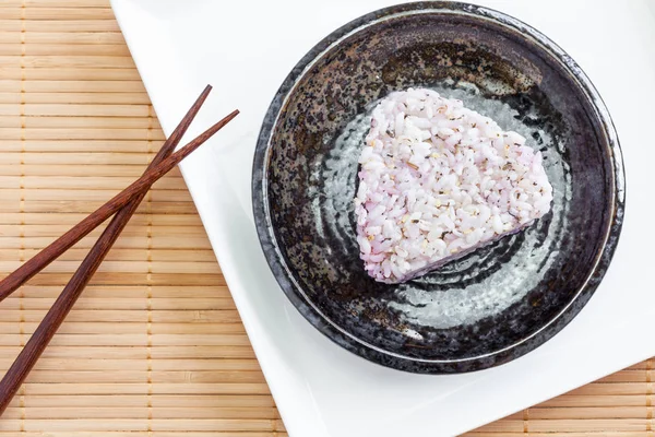 日本食品饭团由白米制成三角形或圆柱形 经常裹在紫菜 — 图库照片