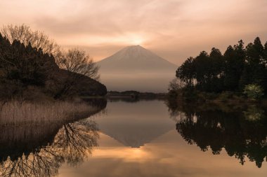 Gündoğumu zamanında dağ Fuji Tanuki Gölü 