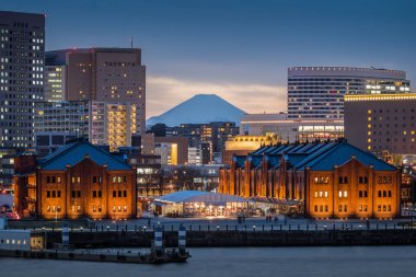Yokohama kırmızı tuğla Ambarla Mt. Fuji üst arka planda. Yokohama kırmızı tuğla ambar, bir turistik Yokohama'da spot