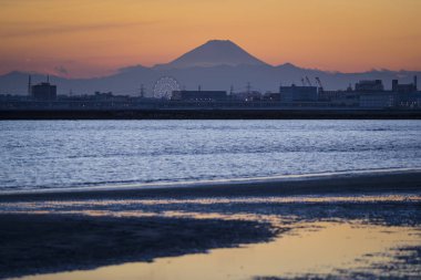 Mt.Fuji ve gün batımında Tokyo Körfezi
