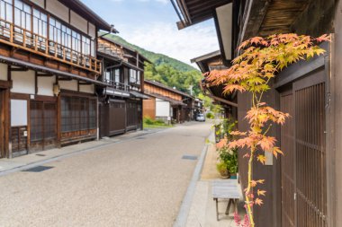  Geleneksel ahşap mimarisi ile eski Japon şehir görünümünü. Narai-juku sonrası şehir Kiso Valley, Japonya