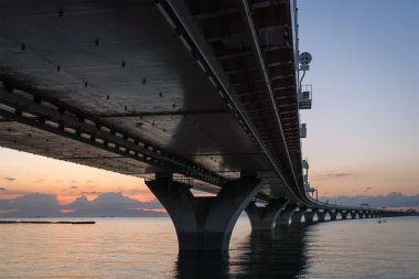 Tokyo Körfezi su hattı görünümünde günbatımı
