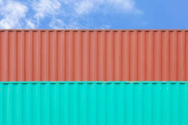 Rıhtımda renkli konteynır yığını