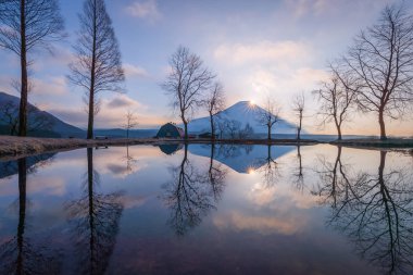 Fumotopara kamp zemin, Fujinomiya, Shizuoka prefecture, sabahları dağ Fuji