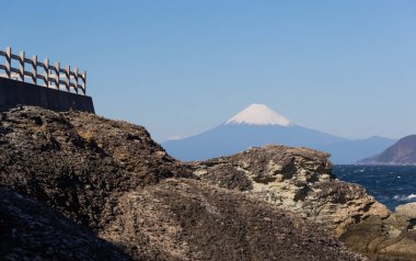 Fuji Dağı ve kış Izu city, Shizuoka İli gördüm denizde Japonya