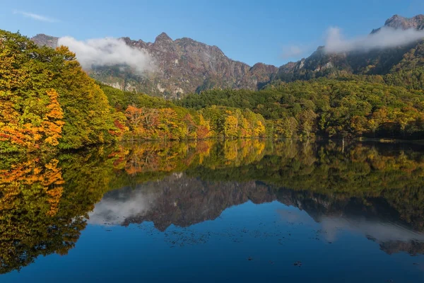 秋に長野県の鏡池 — ストック写真