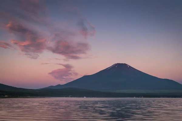 Aka 富士山用红颜色夏天日出 — 图库照片