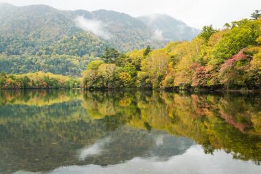 Nikko, Tochigi İli sonbaharda gölde Yumoko