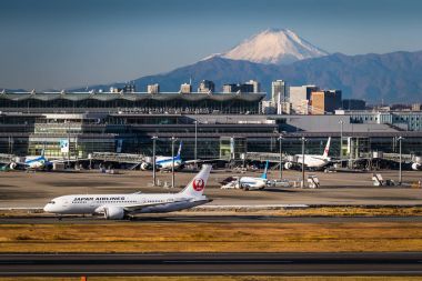 Tokyo, Japonya - 14 Aralık 2017: Haneda Airportand Mount Fuji ına açık gün. Haneda veya Tokyo Havalimanı daha Tokyo bölgesi hizmet iki birincil Havaalanı biridir.