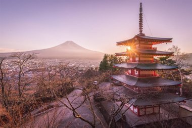 Chureito Pagoda ve günbatımı Fuji Dağı