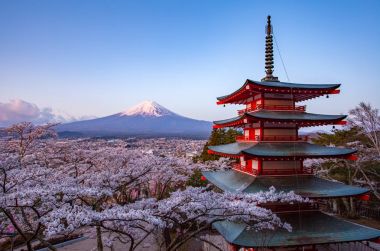 Güzel manzara dağ Fuji ve Chureito kırmızı pagoda kiraz çiçeği sakur ile Japonya