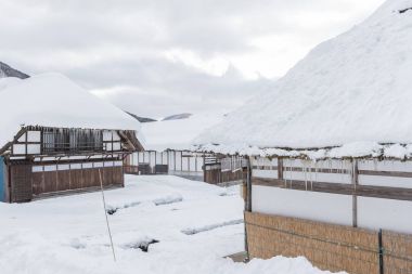 Fukushima, Japonya - 29 Aralık 2017: Kış Ouchijuku Köyü fomer sonrası hangi Aizu Nikko ile Edo dönemi bağlı Aizu-Nishi Kaido ticaret rota boyunca iline bağlı