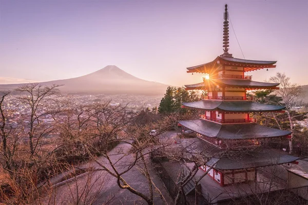 Chureito Pagoda ve günbatımı Fuji Dağı