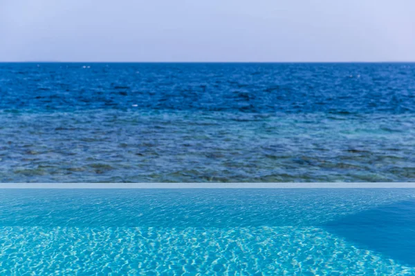 Schwimmbad Freien Und Blaues Meer — Stockfoto