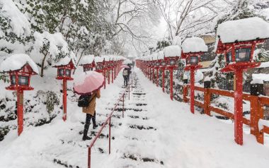 Kifune Tapınak, Kyoto-Ken, Japon, kışın taş merdiven ve kar ile geleneksel elektrik direğine düşmek