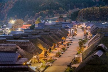 Fukushima, Japan - 01 Kasım 2017: Ouchijuku Köyü fomer sonrası hangi Aizu Nikko ile Edo dönemi bağlı Aizu-Nishi Kaido ticaret rota boyunca iline bağlı