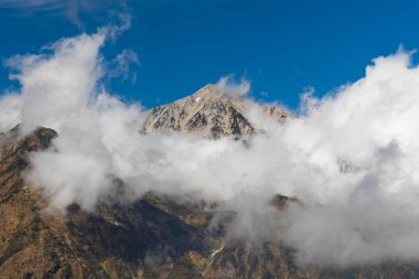 Mavi gökyüzünün altında kalın bulutlar dağ Fuji görünümünü
