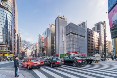 Tokyo, Japonya - 01 Şubat 2017: Cityscape Ginza bölgesinde. Yüksek son perakende alışveriş bölgesinin sunmaktadır.