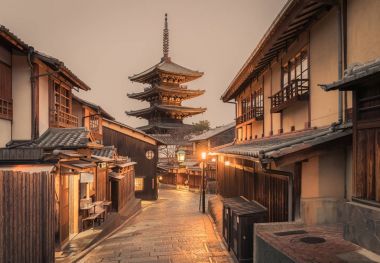 Japon pagoda ve eski evde Kyoto ili kar düşen günde