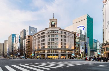 Tokyo, Japonya - 18 Ocak 2017: Cityscape Ginza bölgesinde. Yüksek son perakende alışveriş bölgesinin sunmaktadır.