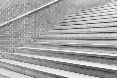 Merdiven beton ve taş tuğla duvar metro istasyonu