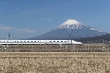 Tokaido Shinkansen dağ Fuji ile içinde arkasında. Shinkansen yüksek hızlı demiryolu hatları Japonya'da bir ağ 