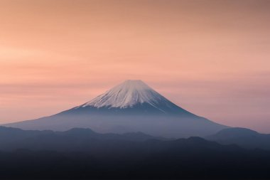 Mt. Fuji üst gündoğumu gökyüzü bahar sezonu ile