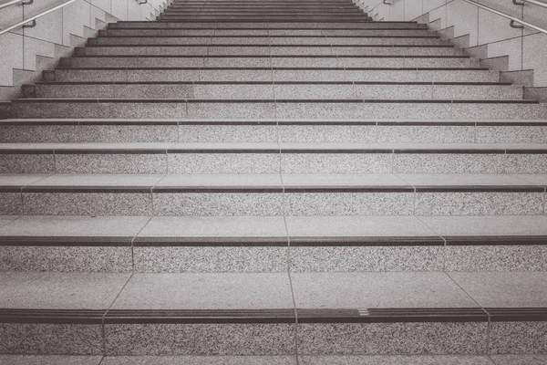 Metalik Tırabzanlı Beton Merdiven — Stok fotoğraf