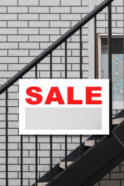 Satılık Emlak işaret evin önünde merdiven üstünde