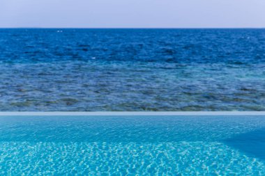 Doğa arka plan mavi deniz suyu ve gökyüzü bulutlu