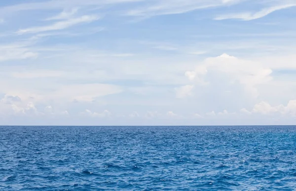 Природный Фон Голубой Морской Воды Неба Облаками — стоковое фото
