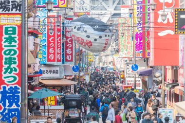 Japonya, Osaka - 19 Mar 2017: Shinsekai bölgesinde sokakta yürüyen insanlar 