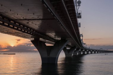 Köprü altından çelik konstrüksiyon görünümünü