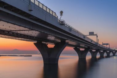 Tokyo Körfezi su hattı görünümünü günbatımı arka plan üzerinde