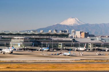 Japonya, Tokyo - 14 Aralık 2017: Arka plan üzerinde Fuji Dağı Haneda Havaalanı