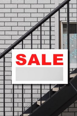 Evin Önünde Emlak Tabelası Satışı