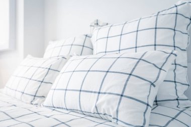 Yatak başı itibariyle Beyaz yastıklar, yakın çekim