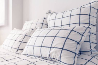 Yatak başı itibariyle Beyaz yastıklar, yakın çekim