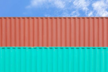 Renkli yığın tersane nakliye konteynerlerin