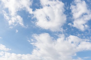 Mavi gökyüzü arkaplanındaki bulutlar 