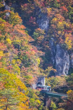 Sonbahar sezonu değil gorge satırında Rikuu görünümünü