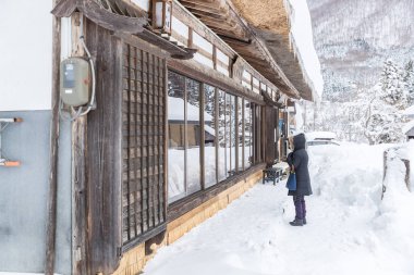 Japonya, Fukushima - 29 Aralık 2017: Ouchijuku köyünde kış sezonu karla kaplı evlerde 