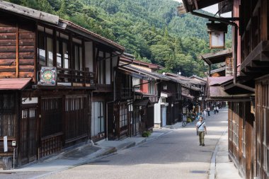 Japonya, Narai-juku - 04 Eylül 2017: Ismarlayarak geleneksel ahşap mimarisi ile eski Japon şehrin