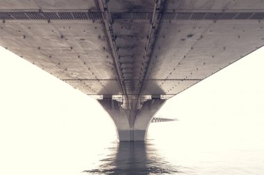 Köprü altından çelik konstrüksiyon görünümünü