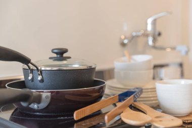 Mutfak musluk masada yakınındaki yığını